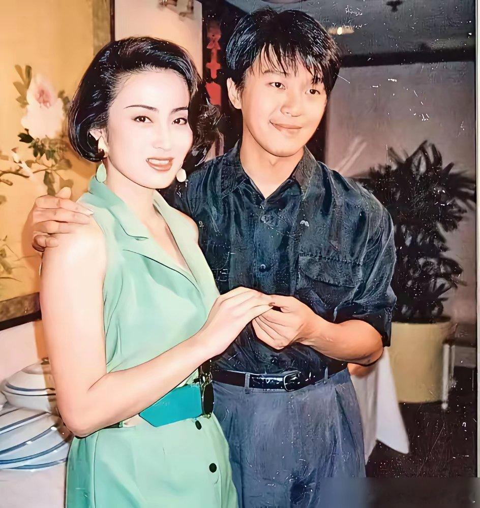 张敏把周星驰看透了，就一句话：戏里能爱死，戏外是陌生人。 ​他俩搭档十...