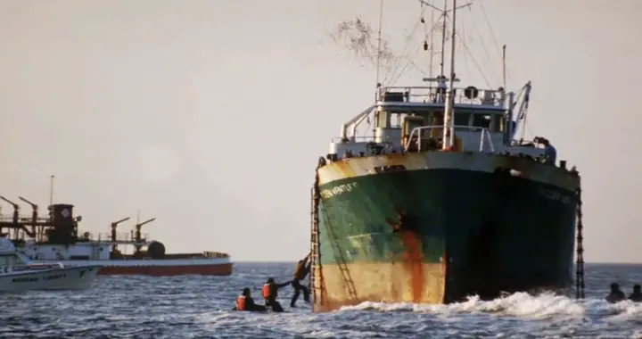 300名同胞躲进货船偷渡美国，结果10人淹死，100多人遭返