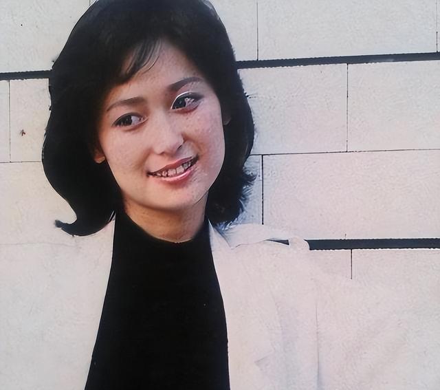 左翎一婚嫁给大8岁演员，二婚嫁给富商，如今59岁被丈夫宠上天