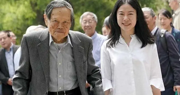 95年，年仅19岁的翁帆初见杨振宁，9年过后，她送了杨振宁1首情诗