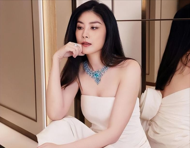 港台四大冻龄女星，听年龄以为是“大妈”，脸和身材却依旧惊艳！
