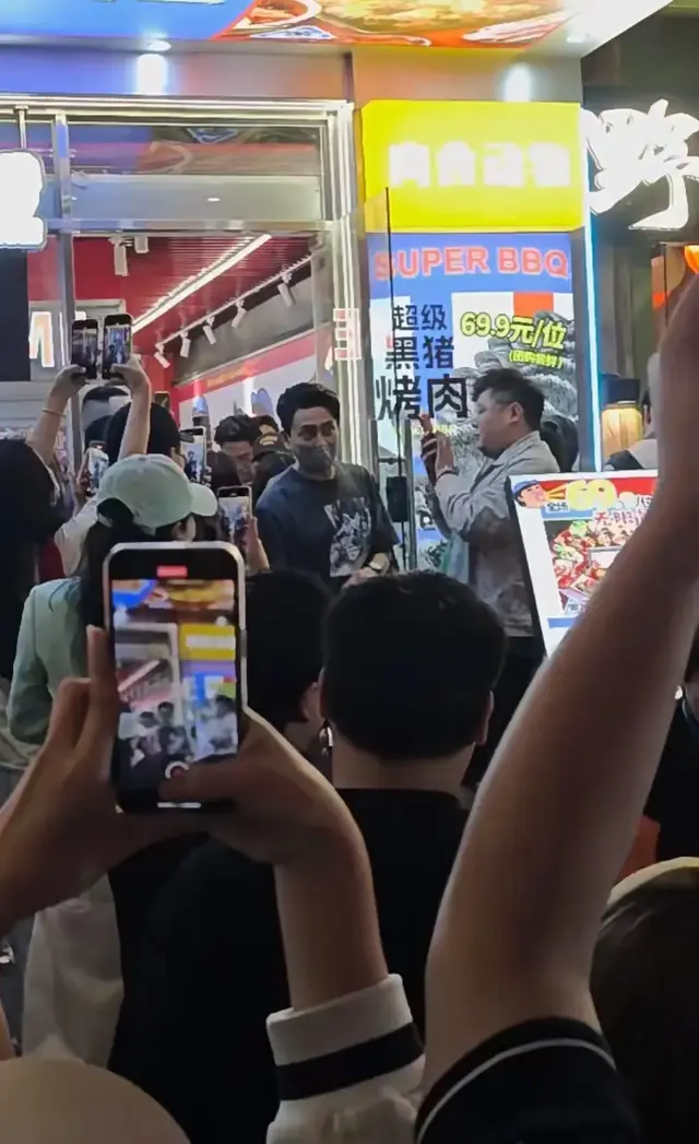 香港男神黄宗泽广州吃饭被拍！网友吵翻：这状态也叫翻车？