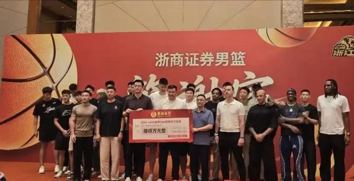 广厦答谢宴孙铭徽黑脸胡金秋笑：顶尖锋刃配脆弱刀柄何解？