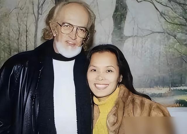 61岁韦唯泰国当“农妇”？田间喂牛笑如花，这状态谁看了不酸？