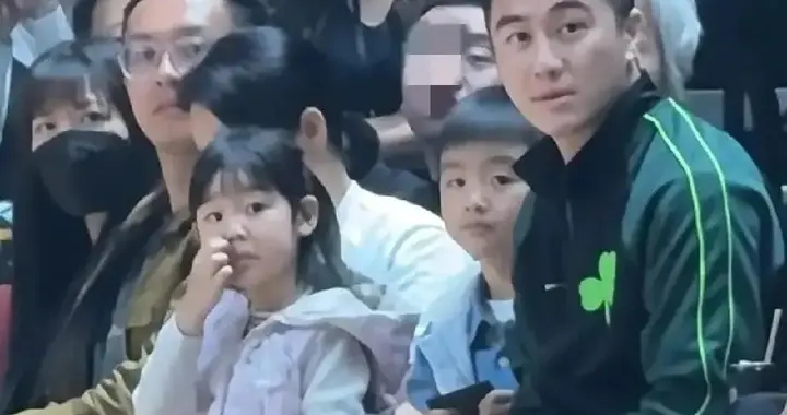 奚梦瑶一双儿女正脸曝光，儿子像妈，女儿大长腿，一家颜值都高