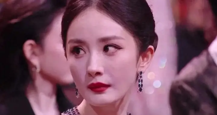 微博之夜座位乱了，贴纸撕了又贴贴了又撕，谁在真动手？