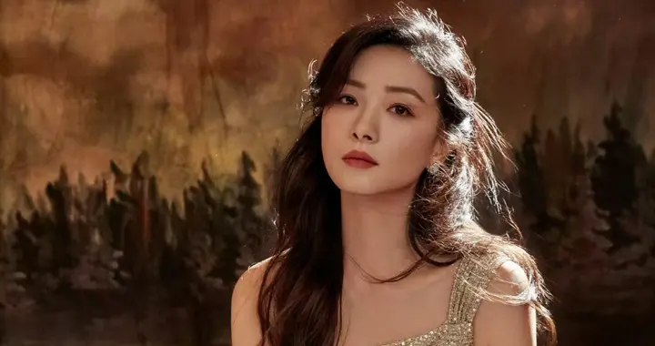 万茜长发，金色长裙，韵味十足 ​​​