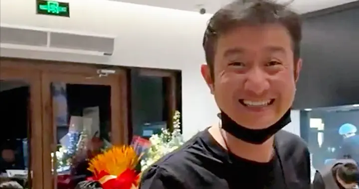 42岁文章近照曝光，在上海开饭店，热情招待客人，笑容灿烂精神好