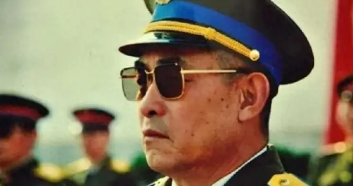 侯书军：成都军区首任空军司令，62岁晋升中将，91年事故后被免职
