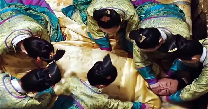 清朝妃子侍寝：为什么要脱光衣服，然后裹着被子抬进去？