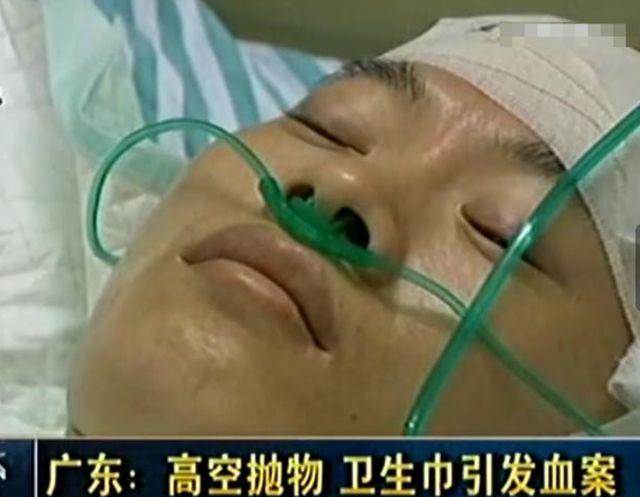 广东男子被掉落卫生巾砸中，引发惨案后，女子：我不是故意的