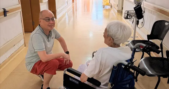 87岁香港绿叶患癌拒绝治疗，瘦骨嶙峋行动不便，已搬进深圳养老院