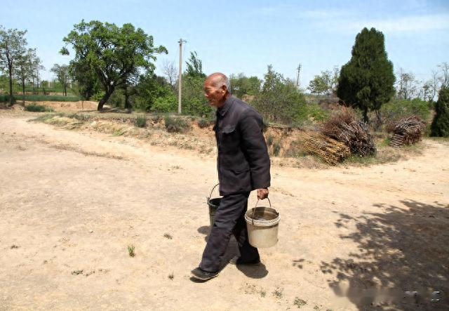 早上起床，肝不好的人可能有4种表现，若一个不占，恭喜肝还健康