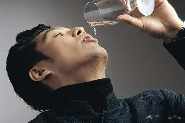 从清晨到日暮，为何唯独早晨不宜碰酒？