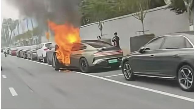 米尔老C：这个很明显是座舱起火，跟电池没