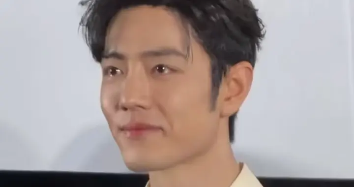 肖战爸妈出席《得闲谨制》首映！肖爸已经戴老花镜，肖战泪洒现场