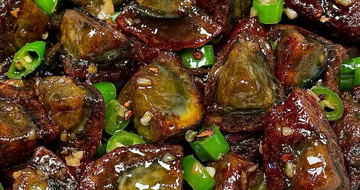 皮蛋咸香入味，香香辣辣，直接吃配米饭