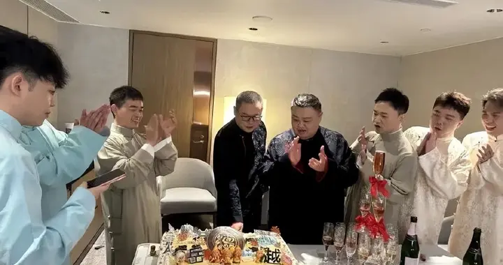 岳云鹏世界巡演收官，后台切蛋糕，四国四城，俩徒弟一碗水端平