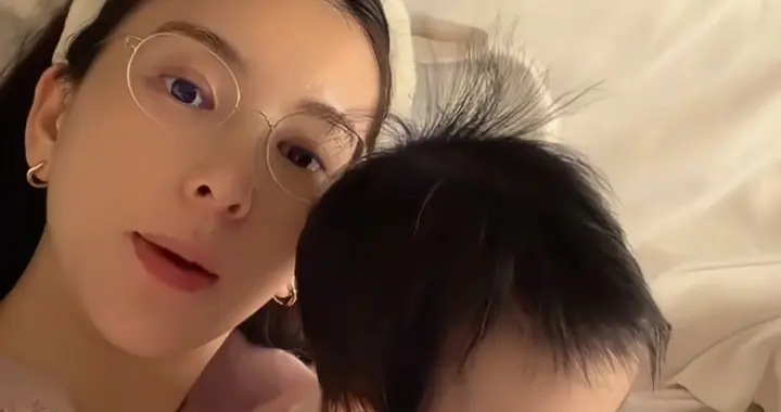 方媛晒小女儿正脸照，五官神似郭富城，母女同框温馨感拉满