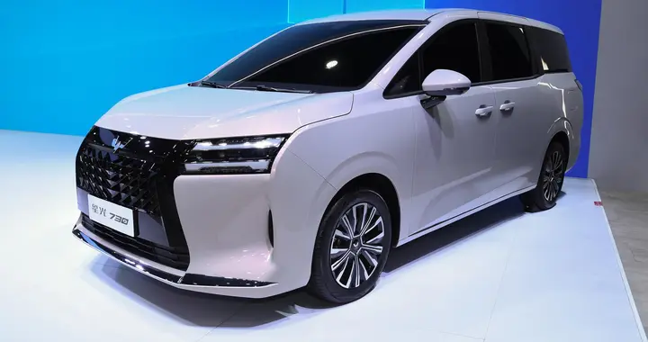 五菱造了台“别克GL8”，预售7.68万起，配侧滑门+7座，又要火了