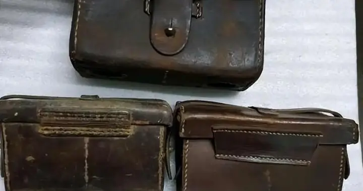 日军腰上那三个牛皮子弹盒子，为什么偏偏有一个要挂在后腰？
