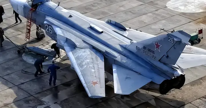 单程决死突击！伊朗飞行员壮烈牺牲，炸翻美司令部，换掉3架美机