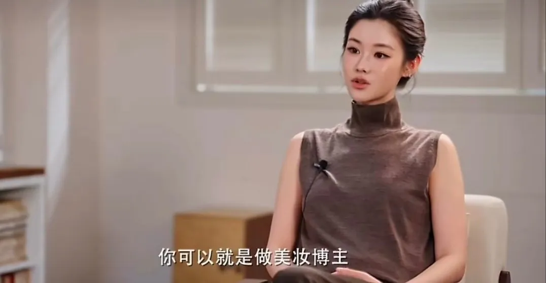 姜乘澜结婚了一点不稀奇，她还挺漂亮的，把头发梳起来更直观一点儿