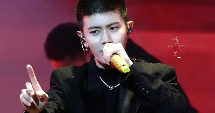 任嘉伦竞燃之夜造型出圈！颁奖与舞台双重魅力，帅到犯规