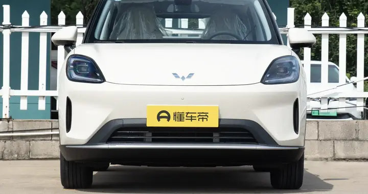 这款小型车预计9月27日上市，拥有智能化配置，适合城市出行