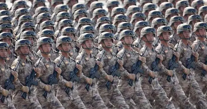 老外死活想不通：中国士兵持枪上街，老百姓非但不怕还敢往前凑？