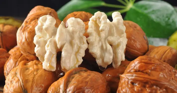 别只知道补脑！美国科学家揭示：吃60g核桃，可显著提升男性活力