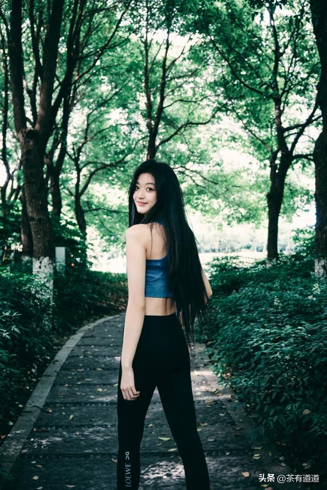 孙千户外演绎品牌运动服装，青春活力满满