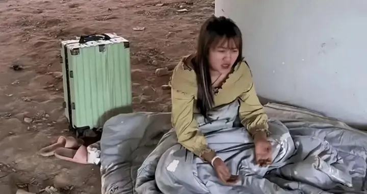 宁睡桥洞不回乡！40岁女子被多名男子投喂，一句话让全场沉默