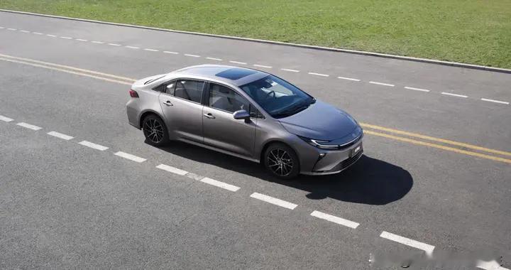 卡罗拉&锐放：卡罗拉的辅助驾驶，家用代步刚好