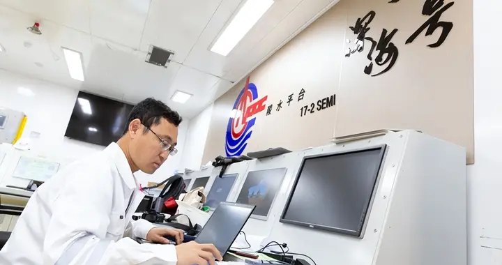 蛟龙入水筑深蓝 匠心逐浪护能源——记中国海油劳动模范杨小龙