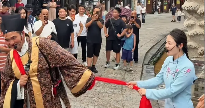 前脚刚罚完郭德纲，后脚朱之文顶风作案？台儿庄演出再次惹众怒！