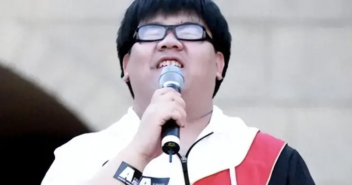 一位盲人歌手的高光与跌落：杨光人生的两面镜子