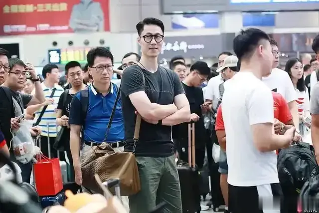 王励勤机场爆火：脱掉球衣，他才是真顶流？