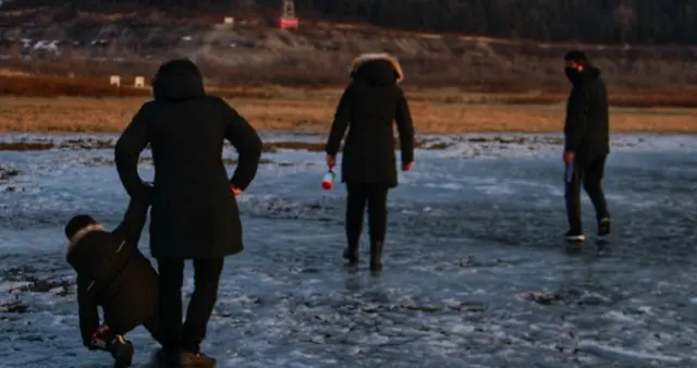 一家三口掉冰窟窿父亲托母子出水面