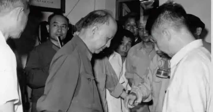 美国误判！放走2人，一个造原子弹一个撕碎美国梦