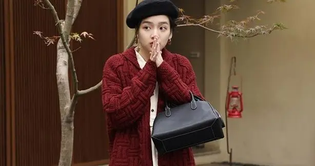 如果你有件“红毛衣”，过年这样穿美翻全场！谁见都夸洋气时髦