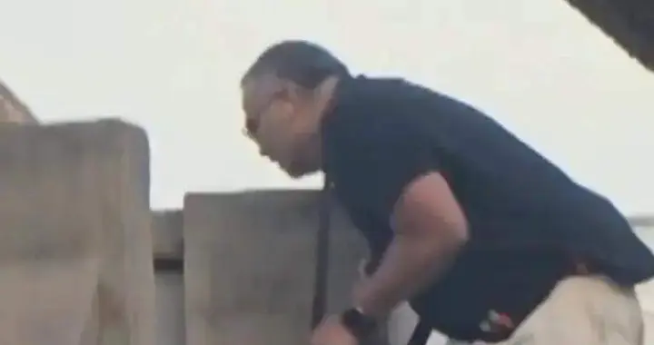 悉尼枪手被制服，愤怒民众猛踩头部，调查显示枪手合法持有六支枪