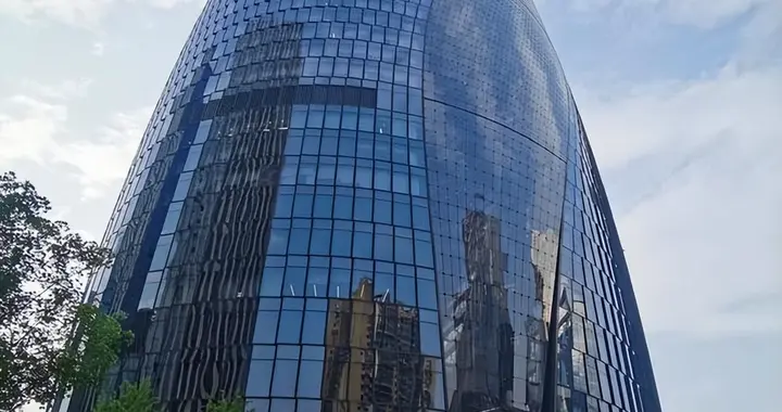 赚中国的钱捐美国6亿，疫情期间却分文不出，这位企业家现在怎样