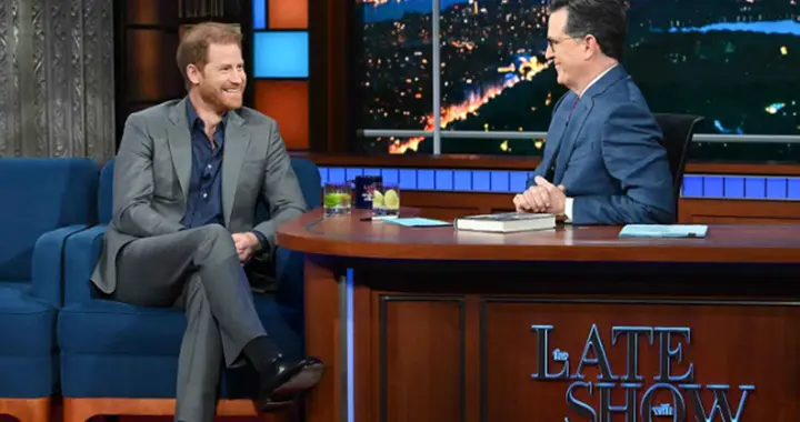 彻底翻车：脱口秀哈里王子屡屡露怯上演滑稽戏，英国王室险遭牵连