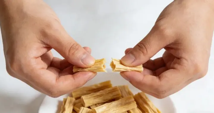 饭店泡腐竹的绝活儿，就加两样家常料，筋道不夹生还省事