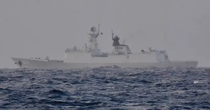054A突然冲向台岛海岸线，台军舰紧急拦截