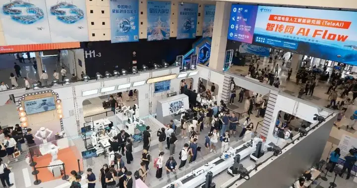 WAIC展1100企扎堆！4000展品亮相，黄牛票炒上千，8岁娃都能做AI