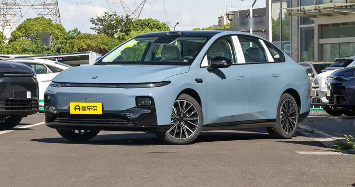 10万？ 650km续航+8295芯片+激光雷达+魔法空间，零跑B01真香！