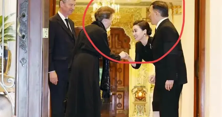 何等尊贵！苏提达王后躬身迎接安妮长公主，圈内人看懂其中格局