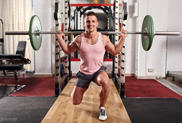 健身不练腿，会带来几个后果！附：一组居家练腿动图